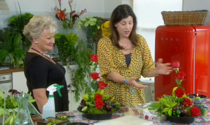 Tan Strong teaches Kirstie Allsopp flower arranging Tan Strong teaches Kirstie Allsopp flower arranging